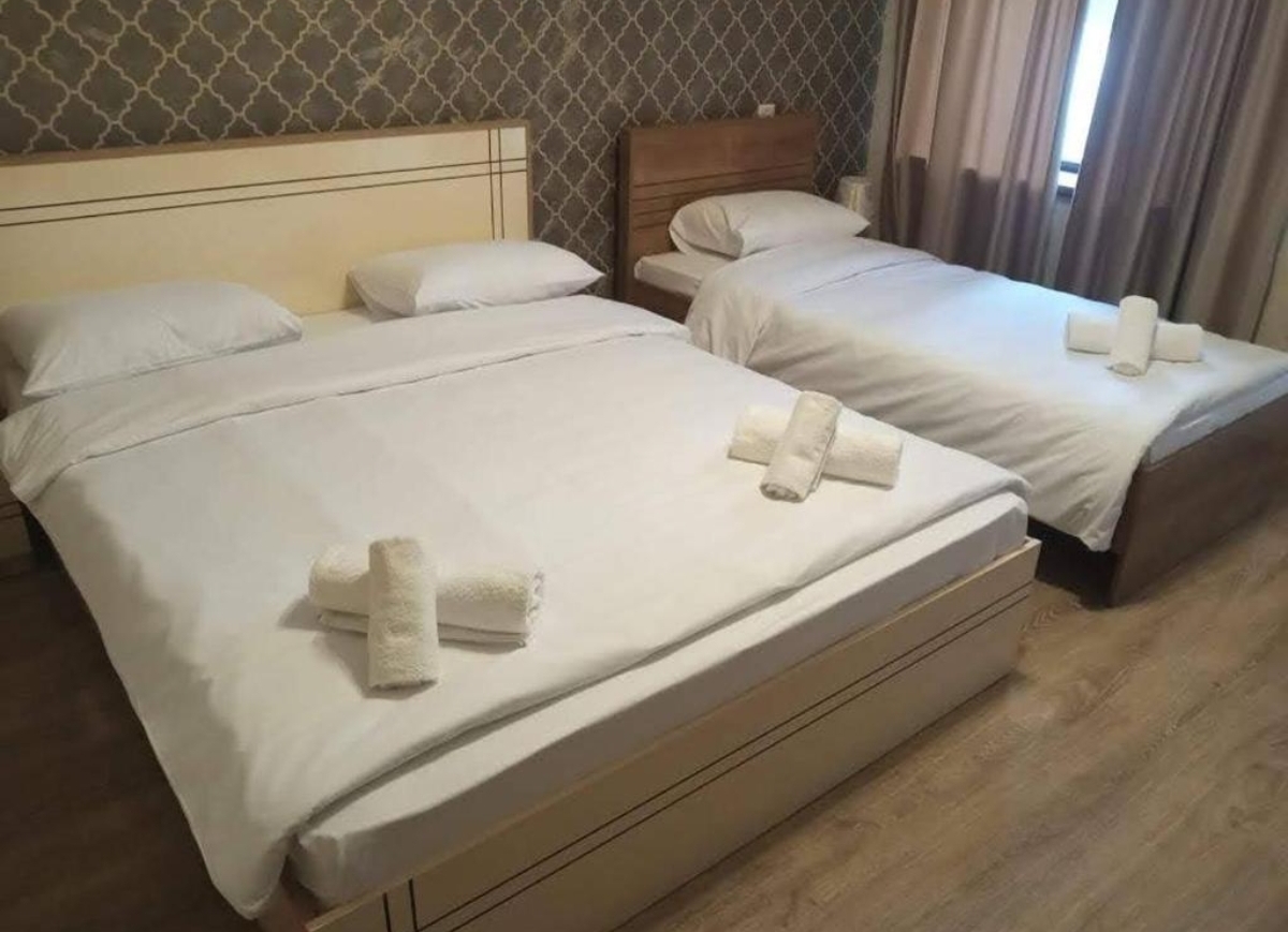 Bağça mənzərəli ailə otağı.