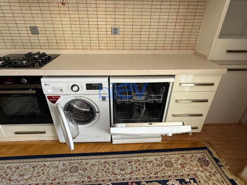 Aylıq Kirayə 3 otaqlı Yeni Tikili bina evi  130m², Bakı