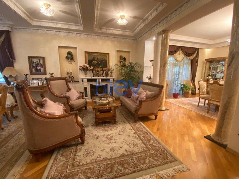 Satış 10 otaqlı Villa  800m², Bakı