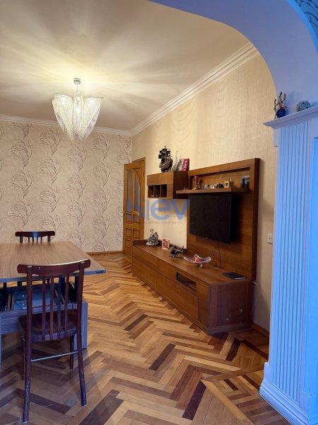 Satış 4 otaqlı Köhnə Tikili bina evi  110m², Bakı