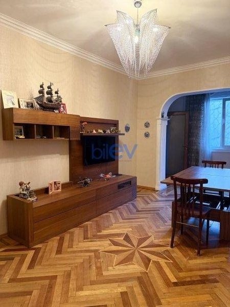 Satış 4 otaqlı Köhnə Tikili bina evi  110m², Bakı