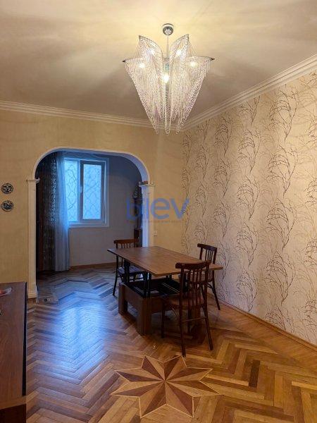 Satış 4 otaqlı Köhnə Tikili bina evi  110m², Bakı
