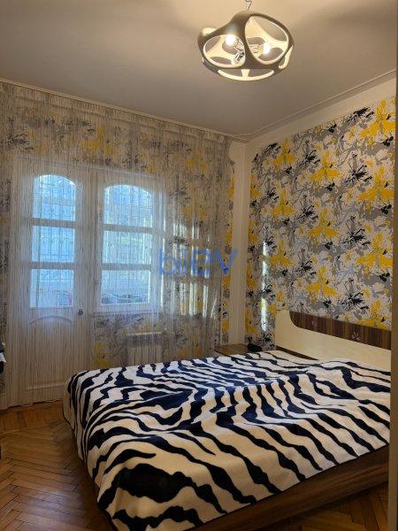 Satış 4 otaqlı Köhnə Tikili bina evi  110m², Bakı