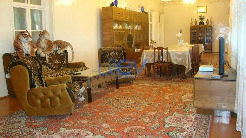 Satılır 12 otaqlı   1900m², Şəki