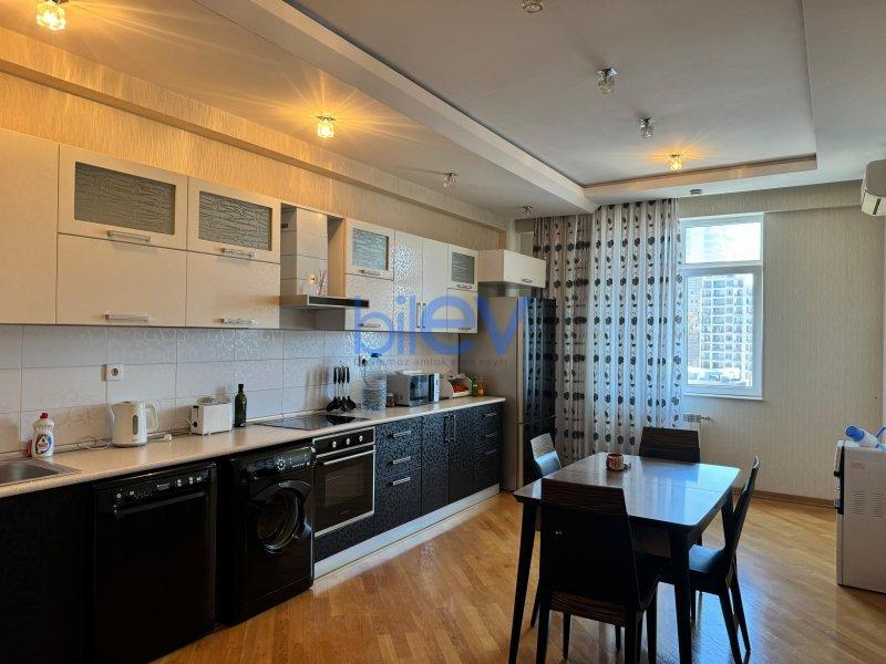 Kirayə (aylıq) 3 otaqlı   200m², Bakı
