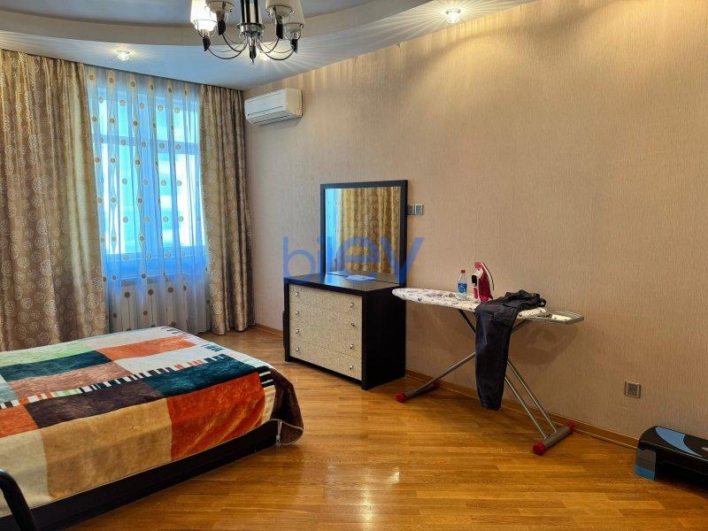 Kirayə (aylıq) 3 otaqlı   200m², Bakı