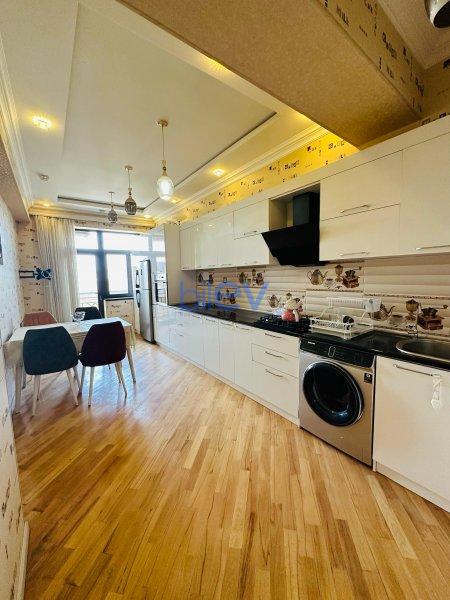 Aylıq Kirayə 4 otaqlı Yeni Tikili bina evi  180m², Bakı