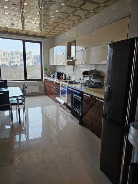 Aylıq Kirayə 3 otaqlı Yeni Tikili bina evi  140m², Bakı