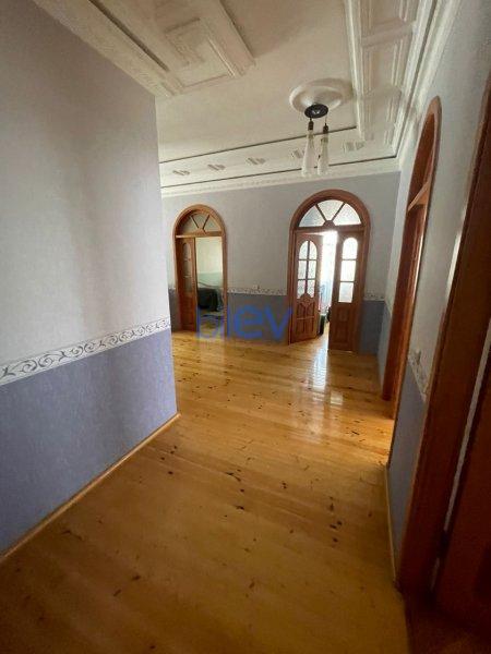 Satış 8 otaqlı Həyət evi  300m², Şəki
