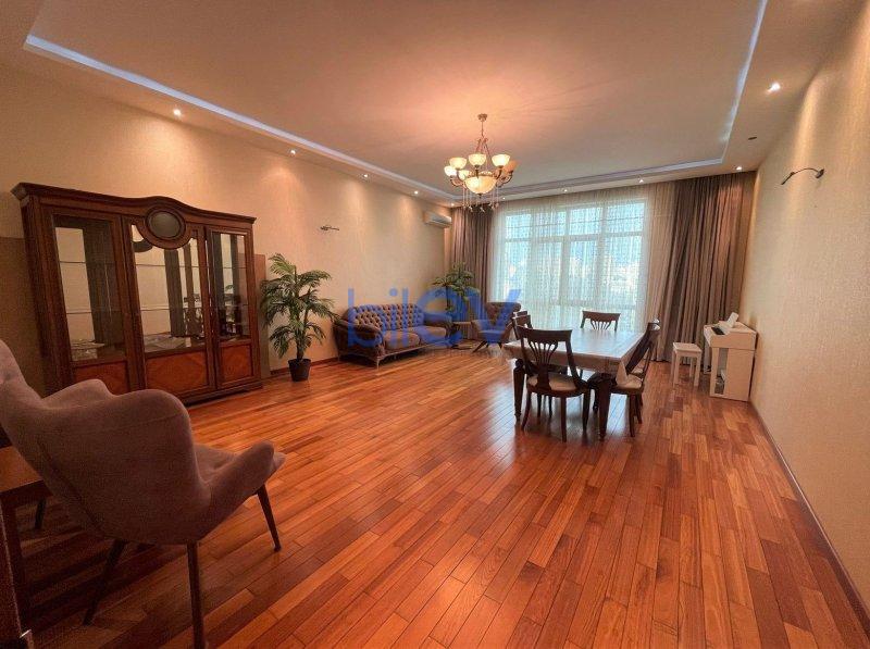 Kirayə (aylıq) 3 otaqlı Yeni Tikili  160m², Bakı