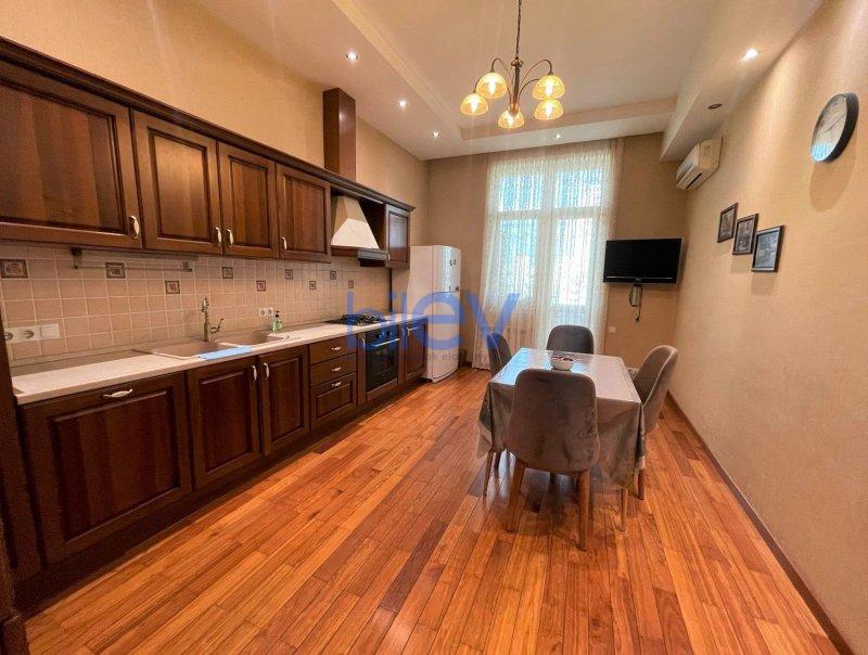 Kirayə (aylıq) 3 otaqlı Yeni Tikili  160m², Bakı