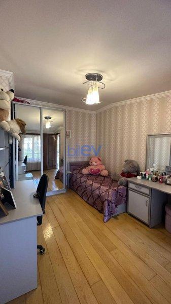 Satılır 6 otaqlı Köhnə Tikili  140m², Bakı