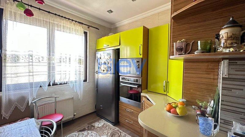 Satılır 6 otaqlı Köhnə Tikili  140m², Bakı