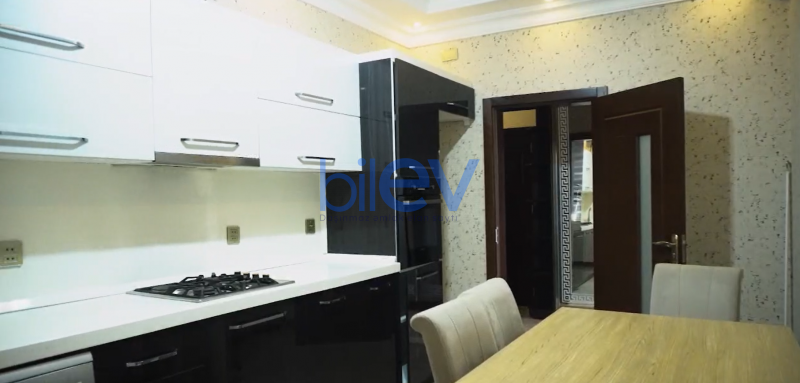 Satılır 7 otaqlı Həyət evi  352m², Bakı