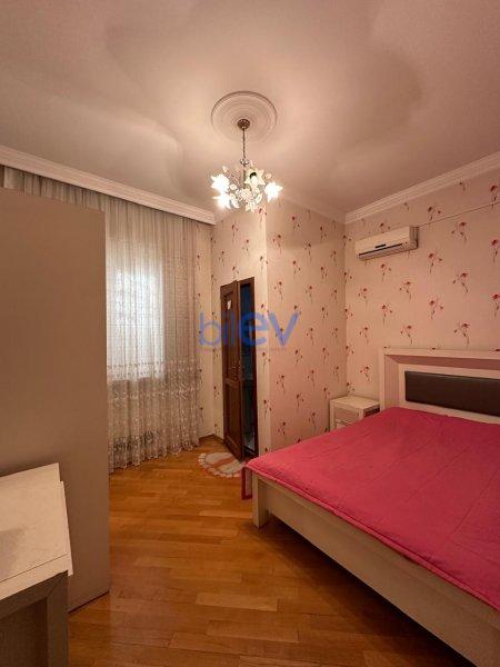 Satılır 8 otaqlı Həyət evi  305m², Bakı