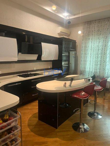 Satılır 7 otaqlı Villa  600m², Bakı
