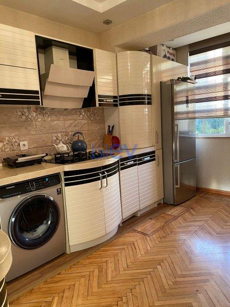 Satış 5 otaqlı Köhnə Tikili bina evi  120m², Bakı
