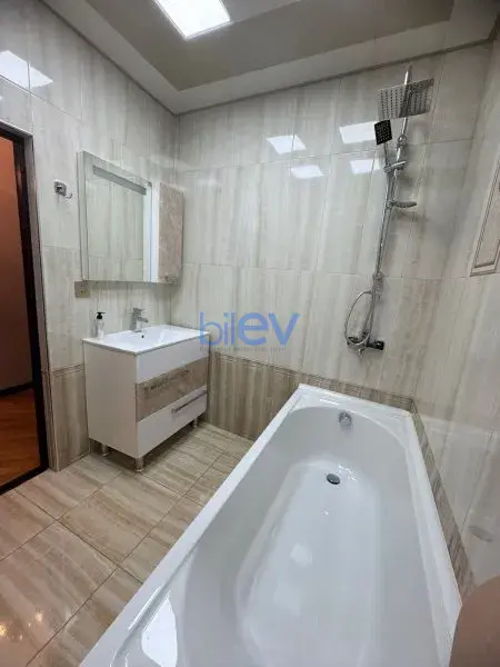 Kirayə (aylıq) 3 otaqlı Yeni Tikili  87m², Bakı
