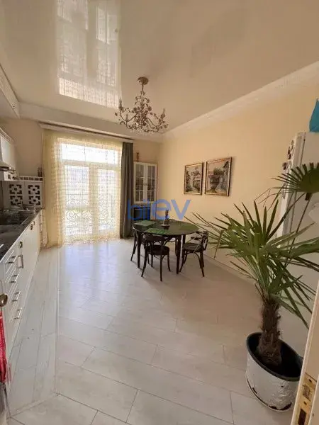 Aylıq Kirayə 3 otaqlı Yeni Tikili bina evi  145m², Bakı