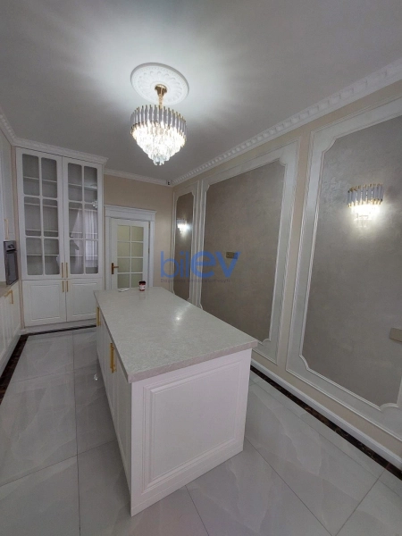 Satış 4 otaqlı Köhnə Tikili bina evi  215m², Bakı