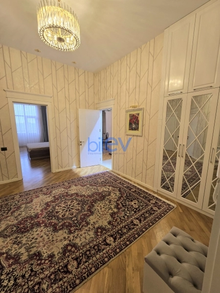 Aylıq Kirayə 3 otaqlı Yeni Tikili bina evi  130m², Bakı