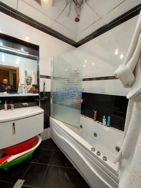 Aylıq Kirayə 3 otaqlı Yeni Tikili bina evi  130m², Bakı
