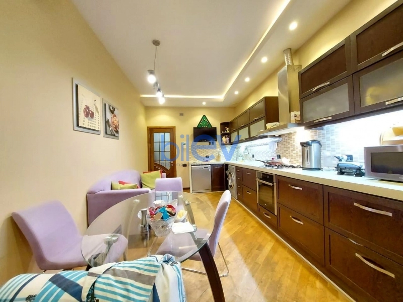 Aylıq Kirayə 3 otaqlı Yeni Tikili bina evi  130m², Bakı
