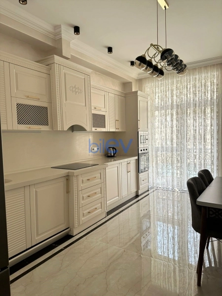 Aylıq Kirayə 3 otaqlı Yeni Tikili bina evi  138m², Bakı