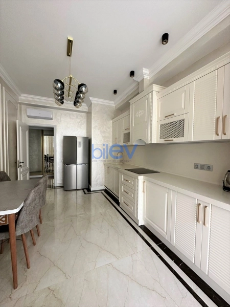 Aylıq Kirayə 3 otaqlı Yeni Tikili bina evi  138m², Bakı