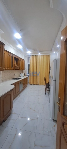 Aylıq Kirayə 3 otaqlı Yeni Tikili bina evi  170m², Bakı