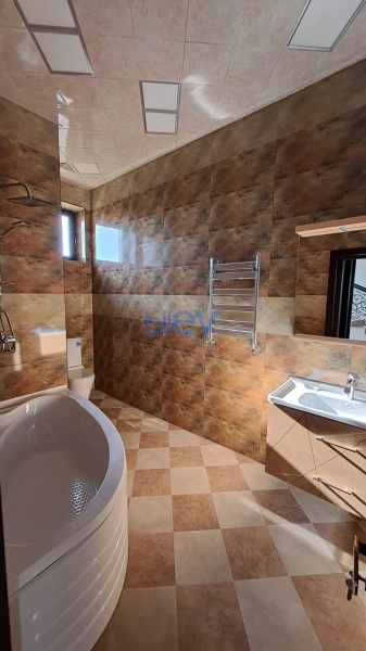 Aylıq Kirayə 10 otaqlı Bağ evi  900m², Bakı