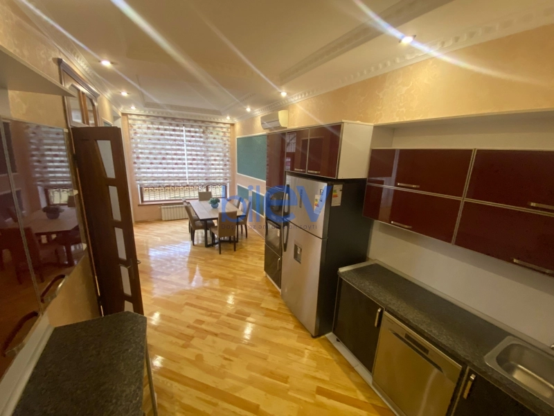 Aylıq Kirayə 7 otaqlı Bağ evi  300m², Bakı