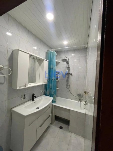 Aylıq Kirayə 4 otaqlı Köhnə Tikili bina evi  90m², Bakı