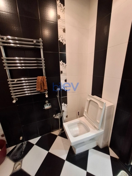 Aylıq Kirayə 3 otaqlı Yeni Tikili bina evi  94m², Bakı