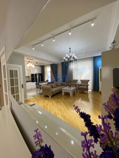 Aylıq Kirayə 4 otaqlı Köhnə Tikili bina evi  209m², Bakı