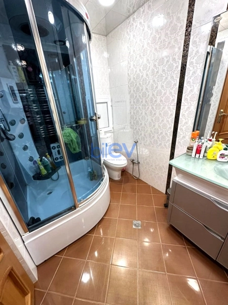 Aylıq Kirayə 3 otaqlı Yeni Tikili bina evi  140m², Bakı