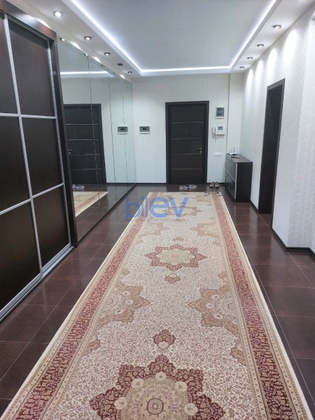 Aylıq Kirayə 3 otaqlı Yeni Tikili bina evi  145m², Bakı