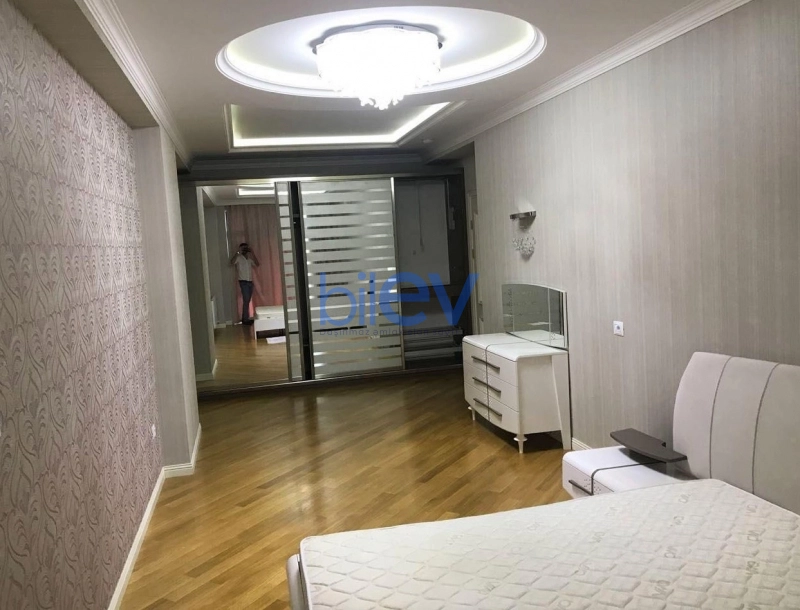 Aylıq Kirayə 3 otaqlı Yeni Tikili bina evi  215m², Bakı