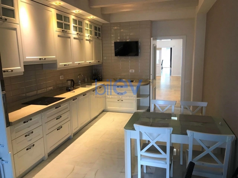 Aylıq Kirayə 3 otaqlı Yeni Tikili bina evi  215m², Bakı