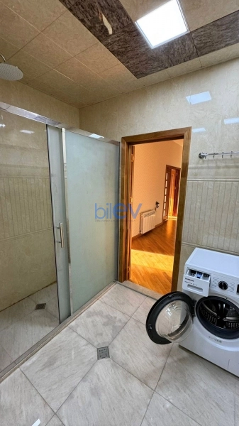 Aylıq Kirayə 3 otaqlı Yeni Tikili bina evi  130m², Bakı