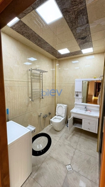 Aylıq Kirayə 3 otaqlı Yeni Tikili bina evi  130m², Bakı