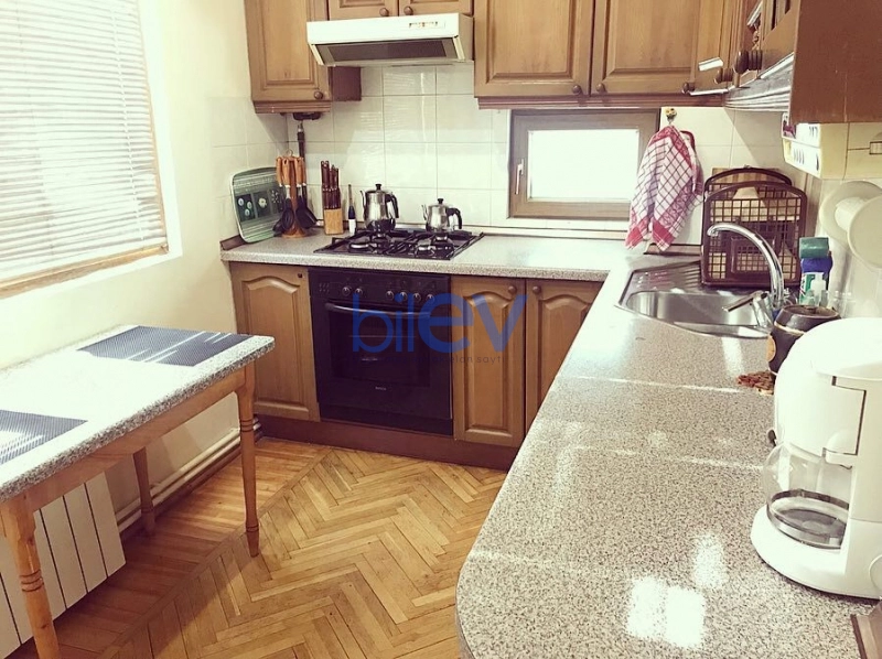Aylıq Kirayə 4 otaqlı Köhnə Tikili bina evi  160m², Bakı