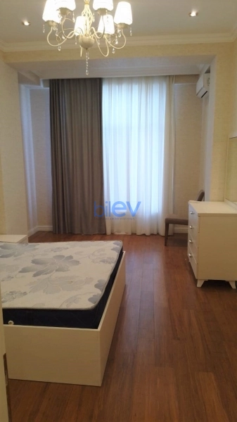 Aylıq Kirayə 3 otaqlı Yeni Tikili bina evi  140m², Bakı