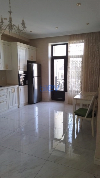Aylıq Kirayə 3 otaqlı Yeni Tikili bina evi  140m², Bakı