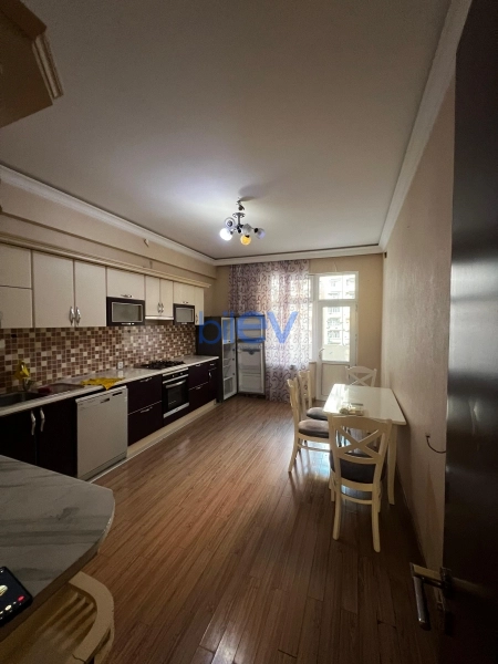 Aylıq Kirayə 3 otaqlı Yeni Tikili bina evi  140m², Bakı