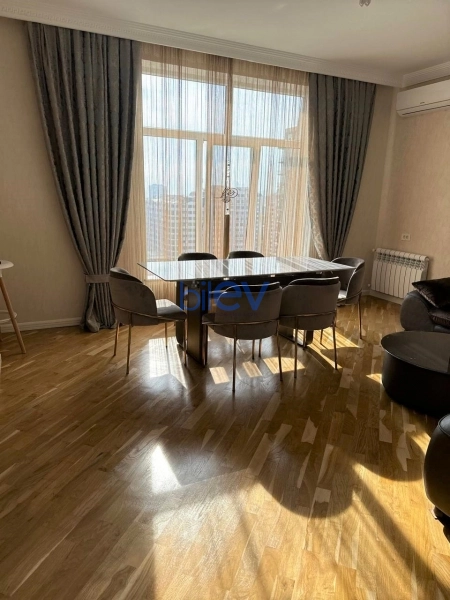 Aylıq Kirayə 3 otaqlı Yeni Tikili bina evi  121m², Bakı