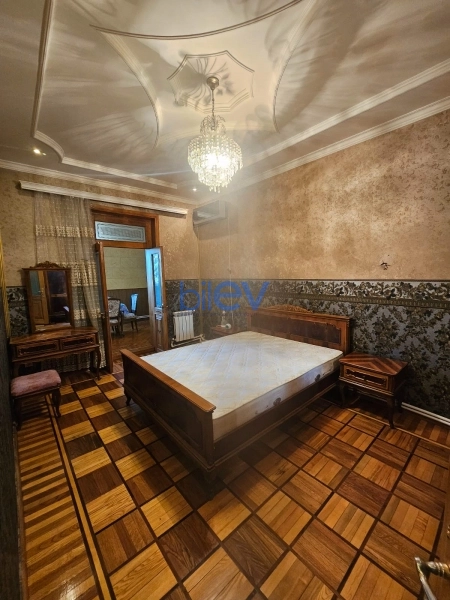 Satış 4 otaqlı Köhnə Tikili bina evi  110m², Bakı