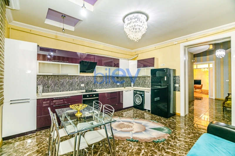 Aylıq Kirayə 4 otaqlı Köhnə Tikili bina evi  170m², Bakı