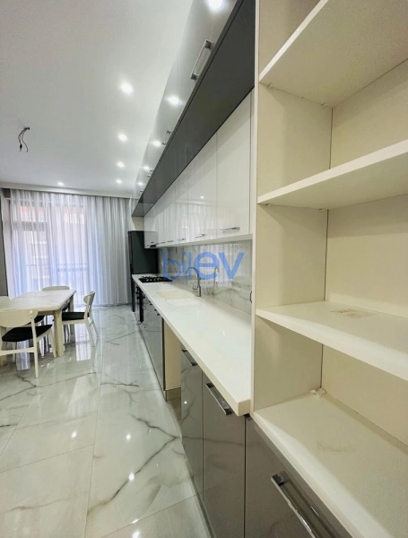 Aylıq Kirayə 3 otaqlı Yeni Tikili bina evi  130m², Bakı