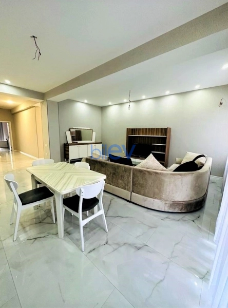 Aylıq Kirayə 3 otaqlı Yeni Tikili bina evi  130m², Bakı
